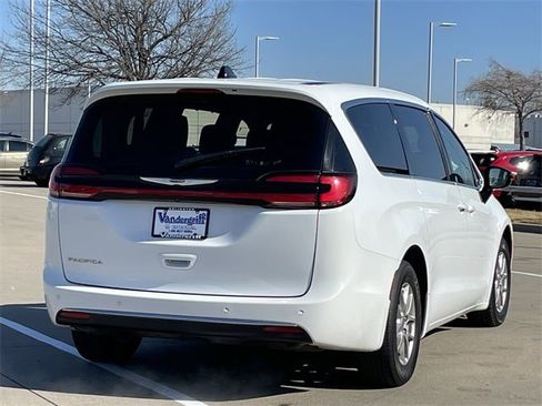 Used 2024 Chrysler Pacifica Touring-L image 4