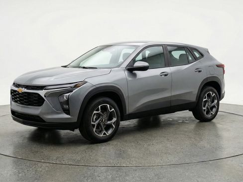 Used 2025 Chevrolet Trax LT image 3