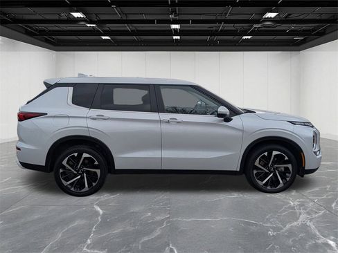 Used 2024 Mitsubishi Outlander SE image 6