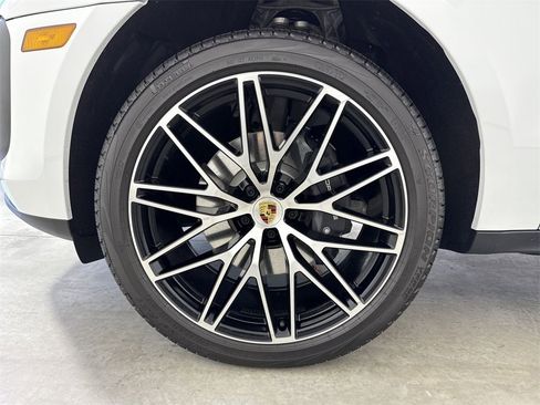 Certified 2025 Porsche Macan image 13