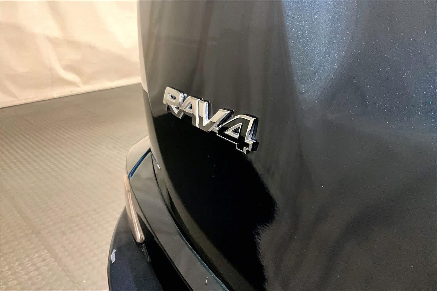 Used 2017 Toyota RAV4 XLE AWD/4WD image 9