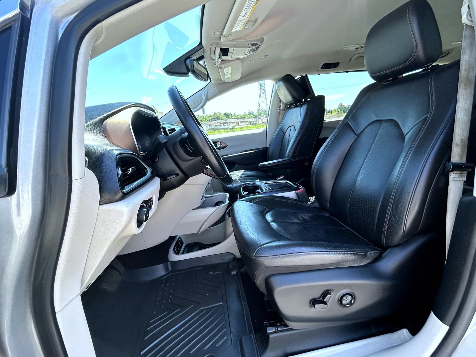 Used 2018 Chrysler Pacifica Touring-L Plus FWD image 11