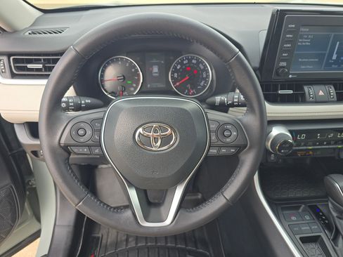 Used 2022 Toyota RAV4 XLE Premium image 15