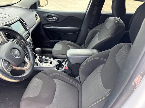 Used 2017 Jeep Cherokee Latitude FWD image 17