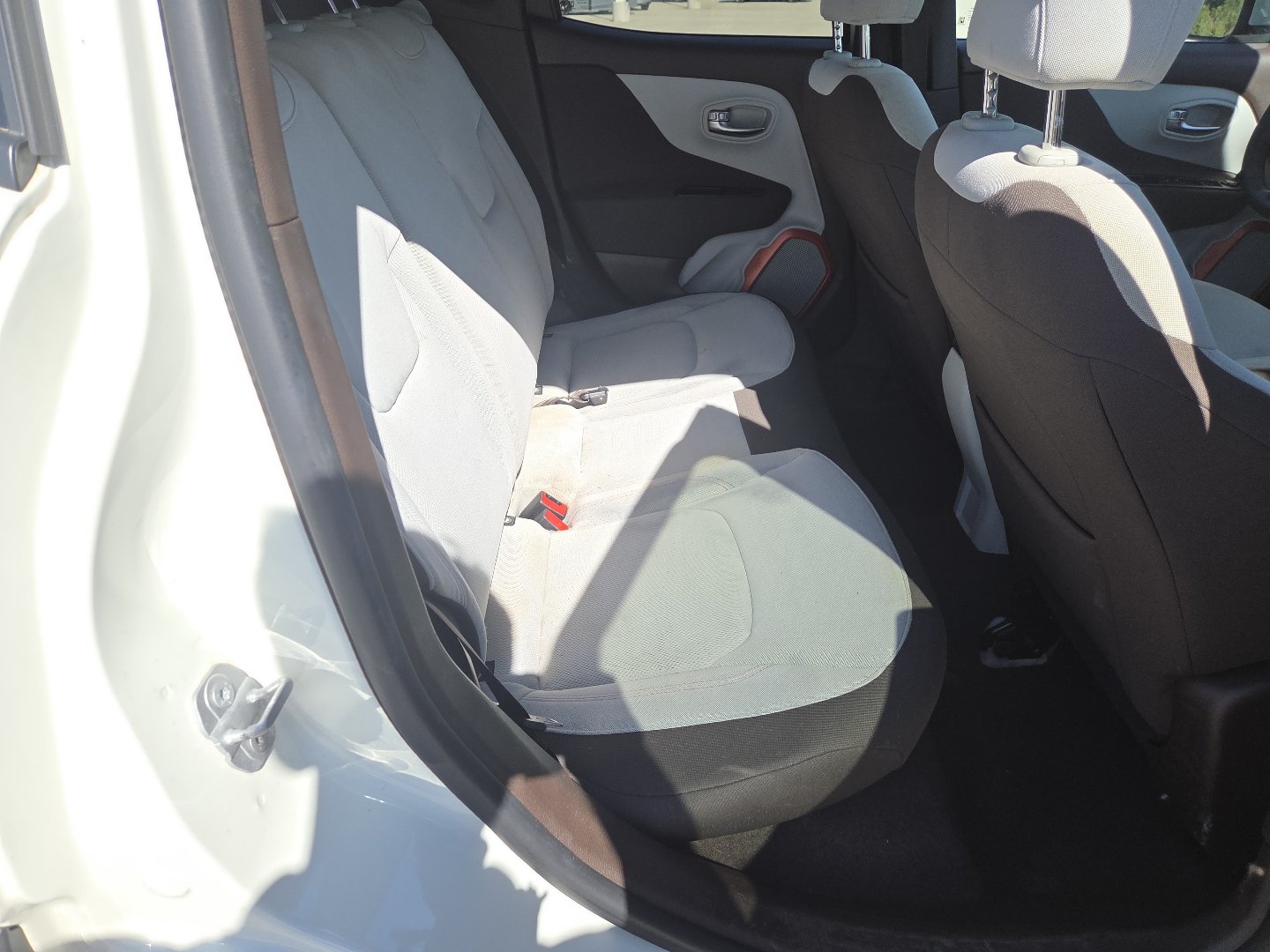 Used 2017 Jeep Renegade Latitude FWD image 20
