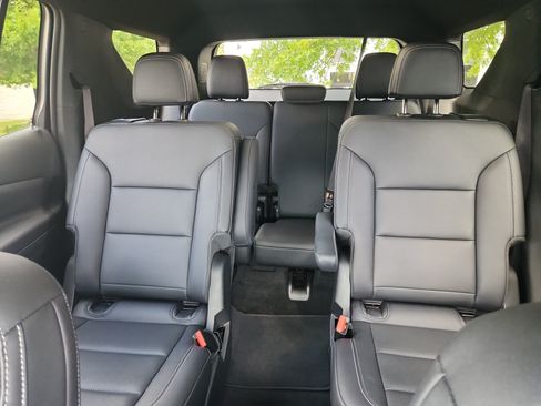 Used 2025 Chevrolet Traverse LT FWD image 14