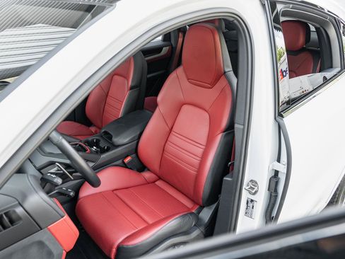Used 2024 Porsche Cayenne Coupe AWD/4WD image 4