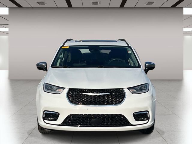 Used 2023 Chrysler Pacifica Limited FWD image 9