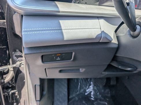 Used 2025 Volkswagen Tiguan SE image 18