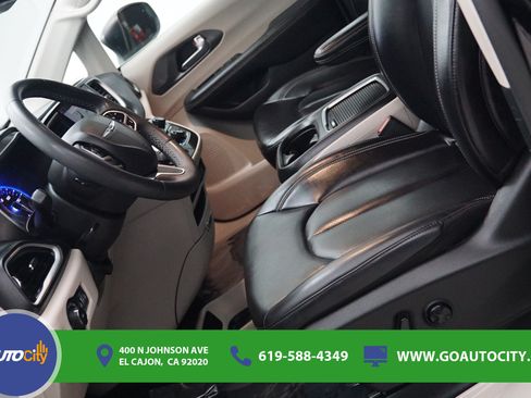 Used 2023 Chrysler Pacifica Touring-L FWD image 9