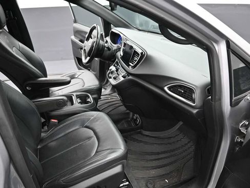 Used 2020 Chrysler Pacifica Touring-L w/ Advanced Safetytec Group AWD/4WD image 19