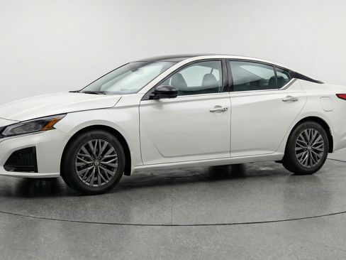 Used 2025 Nissan Altima 2.5 SV FWD image 3