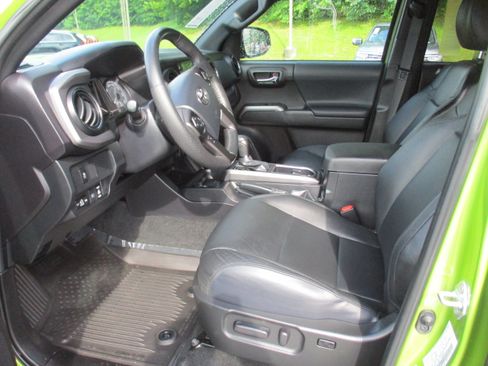 Used 2023 Toyota Tacoma TRD Off-Road w/ TRD Premium Off Road Package AWD/4WD image 12