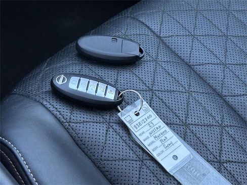 Used 2023 Nissan Murano Platinum image 3