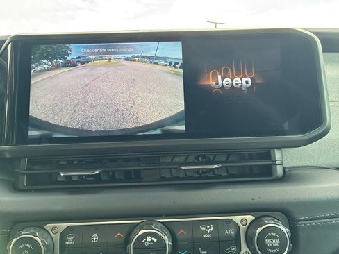 Used 2025 Jeep Wrangler Unlimited Sahara AWD/4WD image 17