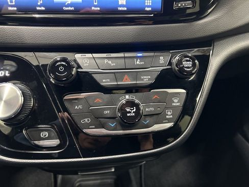 Used 2025 Chrysler Pacifica Select FWD image 23