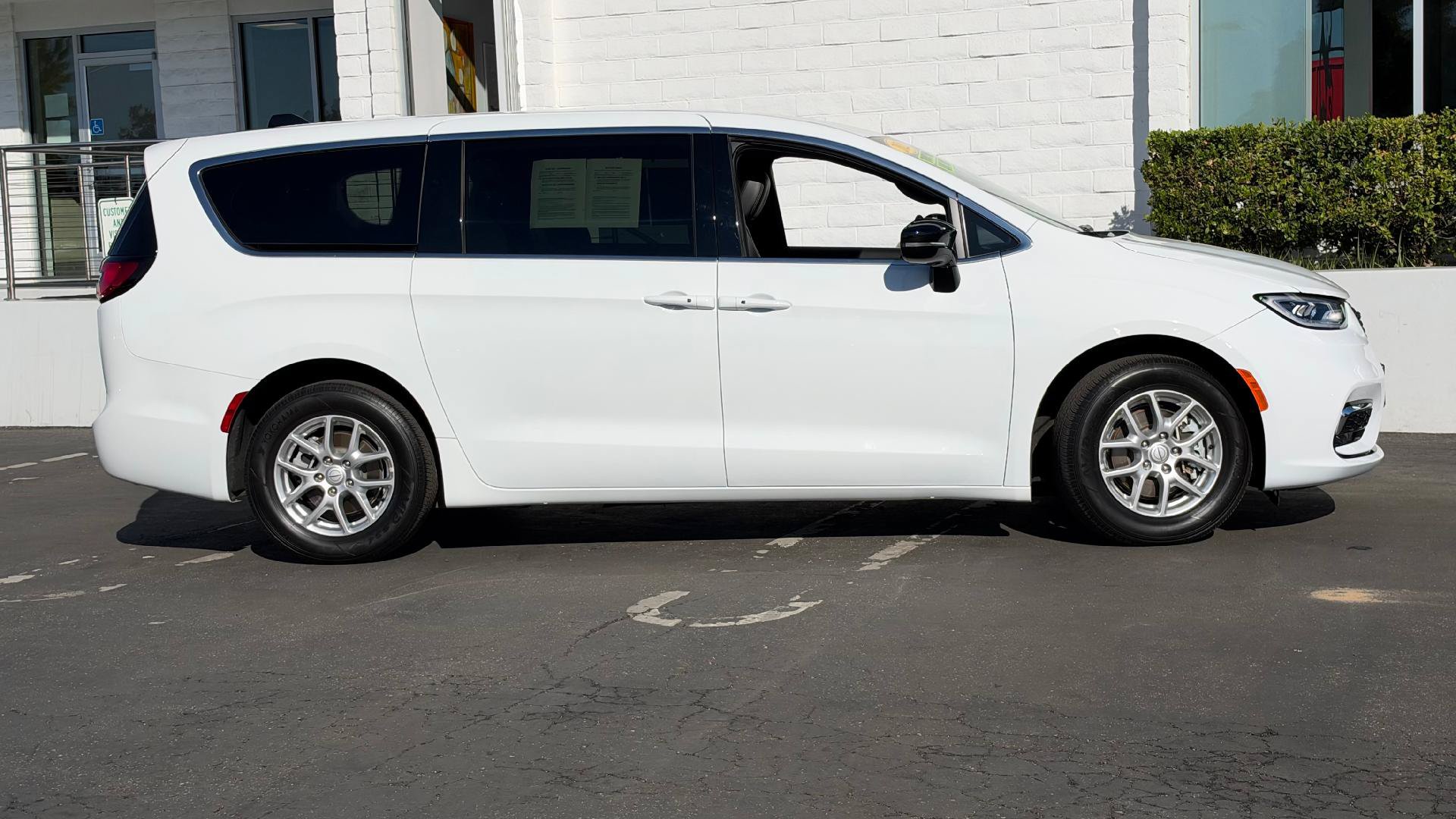 Used 2025 Chrysler Pacifica Select FWD image 3