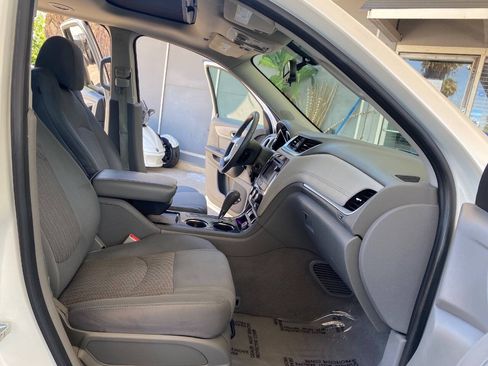 Used 2015 Chevrolet Traverse LT w/ Style and Technology Package FWD image 11