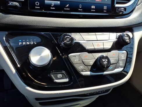 Used 2024 Chrysler Pacifica Touring-L FWD image 11