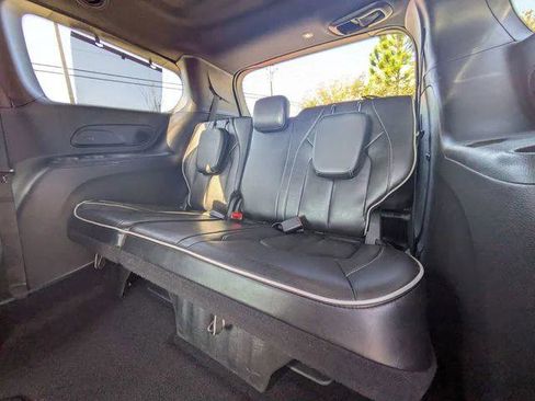 Certified 2025 Chrysler Pacifica Limited image 16