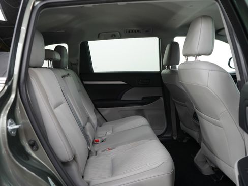 Used 2017 Toyota Highlander Plus image 12