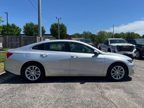 Used 2018 Chevrolet Malibu LT FWD image 2