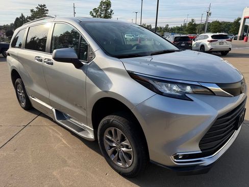 Used 2023 Toyota Sienna XLE w/ XLE Plus Package FWD image 7
