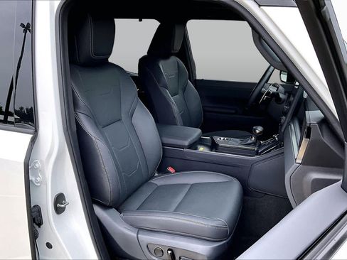 Used 2025 Lexus GX 550 w/ Accessory Package (2T) AWD/4WD image 9
