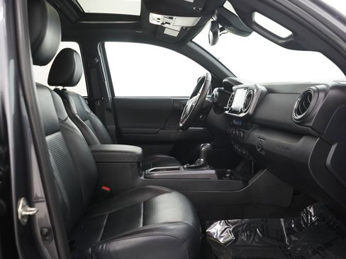 Used 2020 Toyota Tacoma TRD Sport AWD/4WD image 13