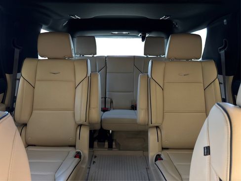 Used 2024 Cadillac Escalade Premium Luxury AWD/4WD image 17