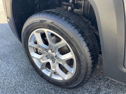 Used 2018 Jeep Renegade Latitude image 37