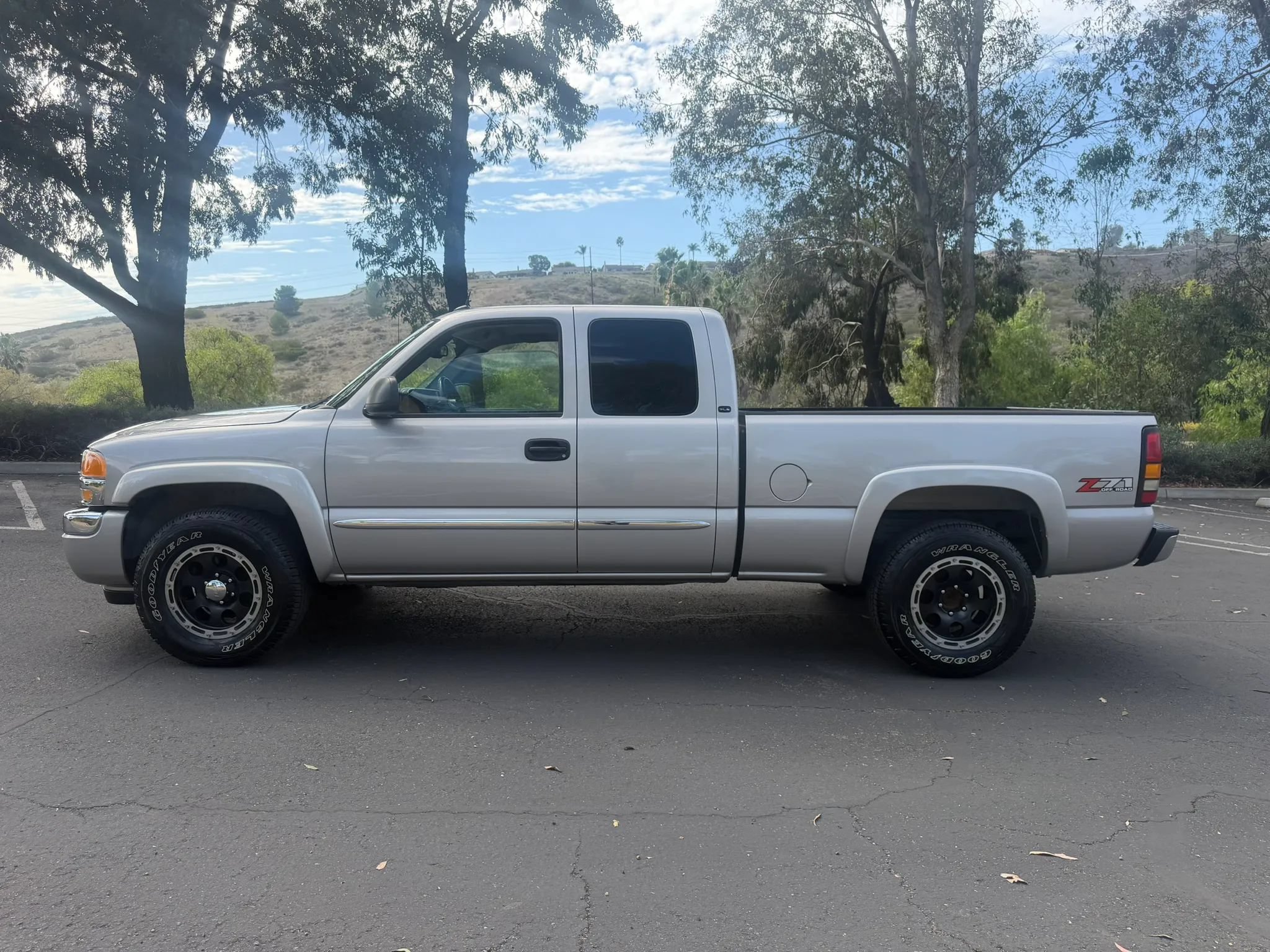 Used 2005 GMC Sierra 1500 SLE w/ Light Duty Power Package AWD/4WD image 2