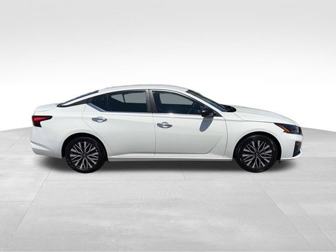 Used 2025 Nissan Altima 2.5 SV FWD image 7