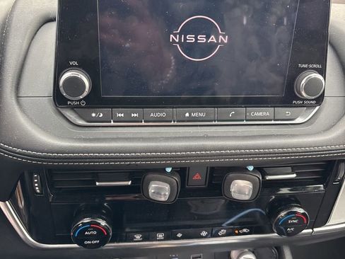 Used 2022 Nissan Rogue SV image 10