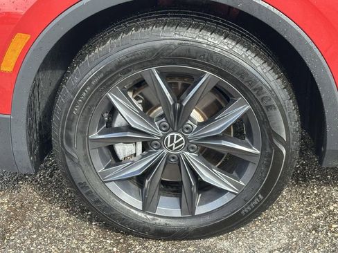 Used 2023 Volkswagen Tiguan SE w/ Panoramic Sunroof Package image 9