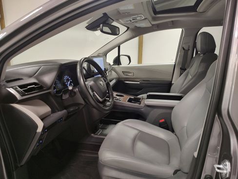 Used 2021 Toyota Sienna XLE image 10