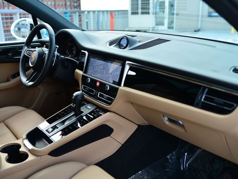 Certified 2025 Porsche Macan image 25