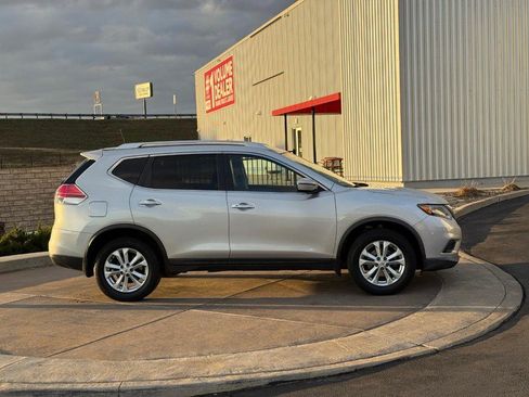 Used 2016 Nissan Rogue SV image 2
