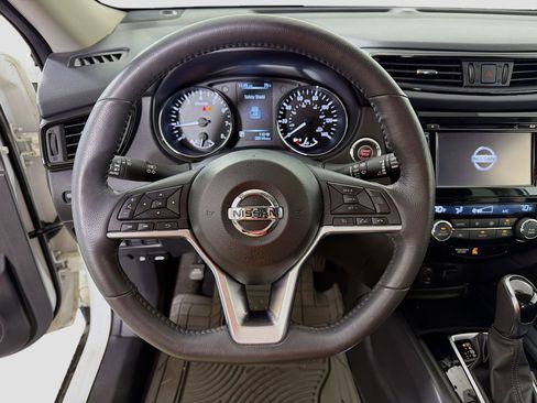 Used 2017 Nissan Rogue SV w/ SV Premium Package image 13