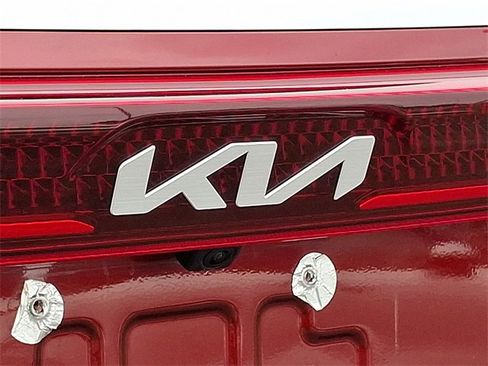 Used 2024 Kia Carnival LX image 31