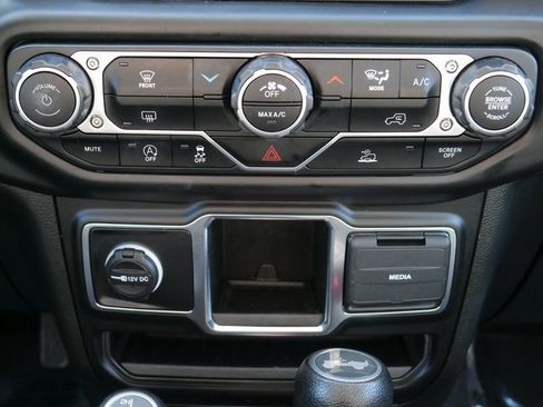 Used 2022 Jeep Wrangler Unlimited Sport image 19