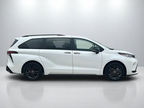 Used 2025 Toyota Sienna XSE w/ XSE Premium Package image 4