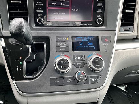 Used 2020 Toyota Sienna LE image 32