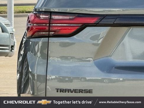 Used 2023 Chevrolet Traverse LT FWD image 9