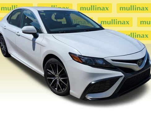 Used 2021 Toyota Camry SE image 1