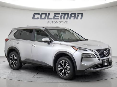 Used 2023 Nissan Rogue SV image 3