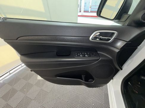 Used 2018 Jeep Grand Cherokee Altitude image 15