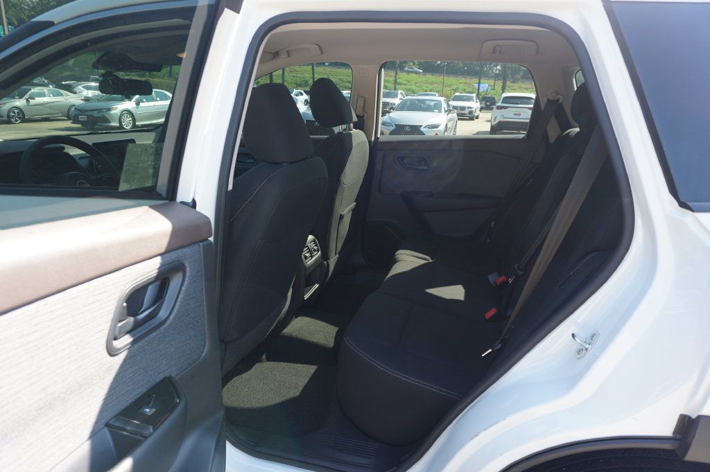 Used 2023 Nissan Rogue S FWD image 12