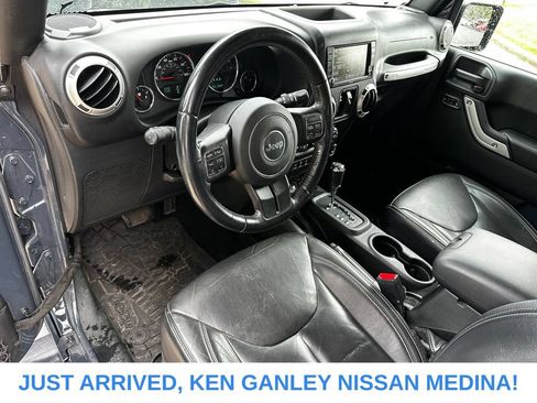 Used 2018 Jeep Wrangler Unlimited Sahara w/ Dual Top Group AWD/4WD image 9