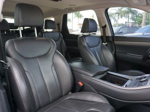 Used 2022 Hyundai Palisade SEL w/ Premium Package FWD image 2
